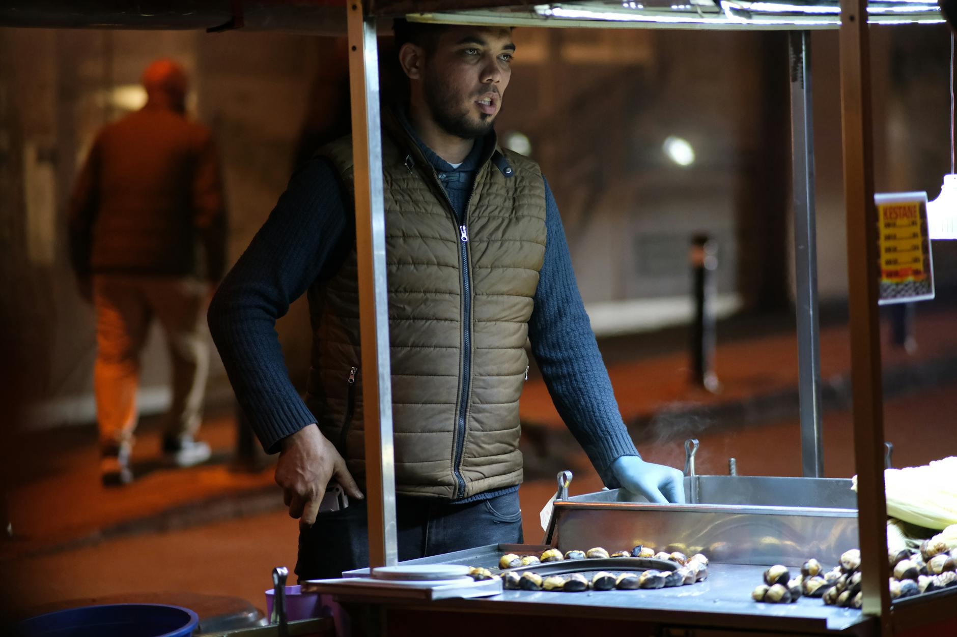 A street vendor selling roasted chestnuts at night in Türkiye.